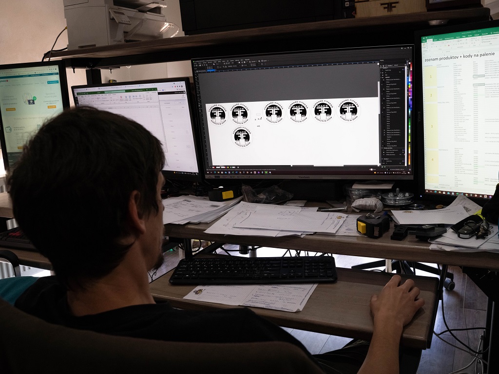 Prvý krok pri rezaní alebo gravírovaní - spracovanie návrhu v špeciálnom grafickom editore 